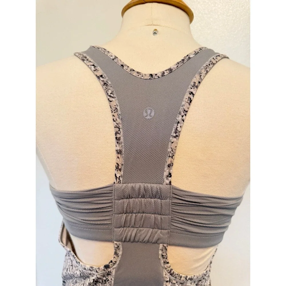 Lululemon Sports Bra Top Gray Floral Print T-Back Athletic Built-in Bra Size 8